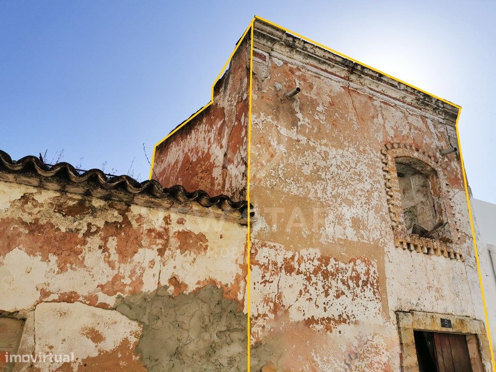 Moradia em ruínas no centro histórico de Loulé