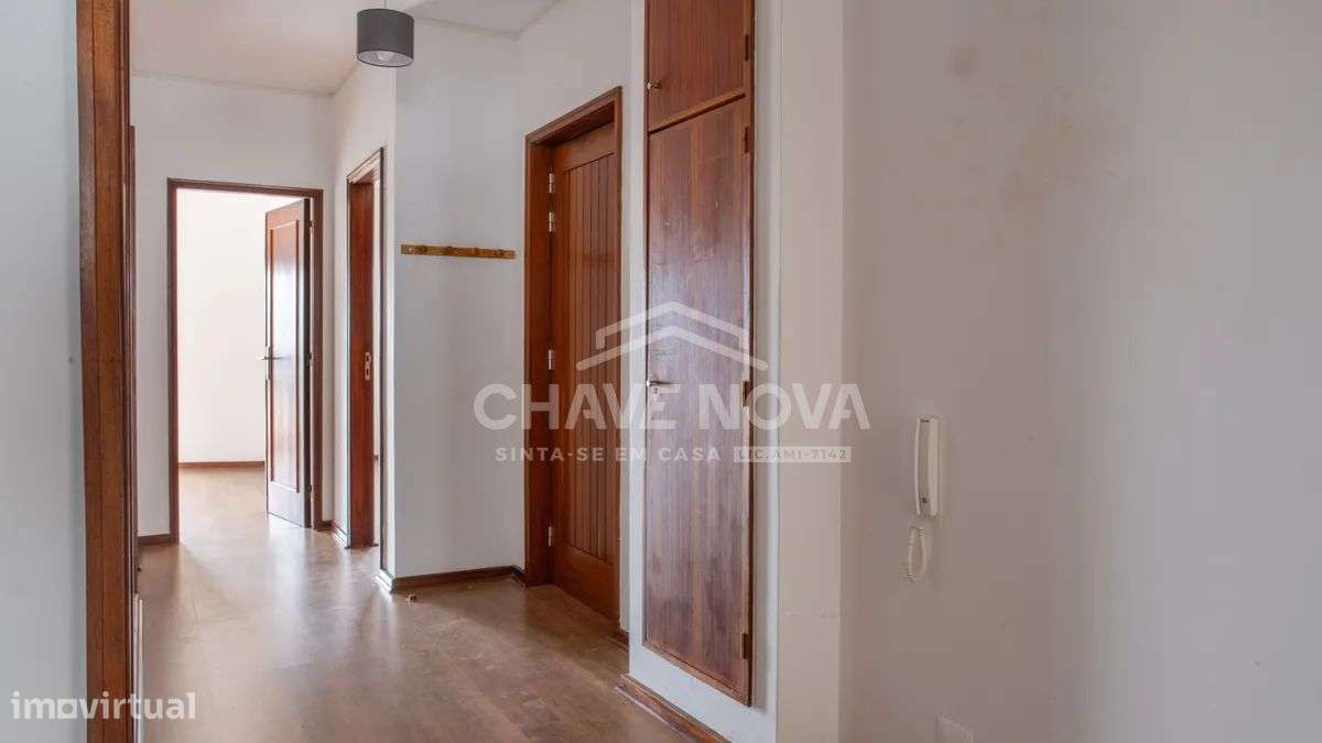 Apartamento T2 com varanda e garagem em Gaia-18