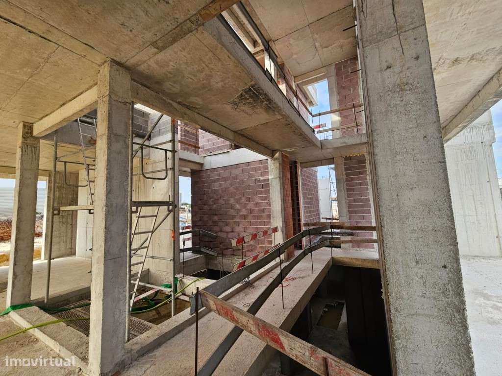 Lote com moradia iniciada junto à Lagoa de Óbidos, golfe e praia-12