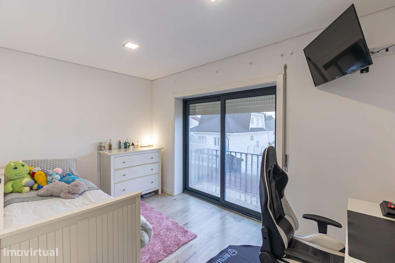 Moradia T4+1 renovada com anexo e jardim em Canidelo-21