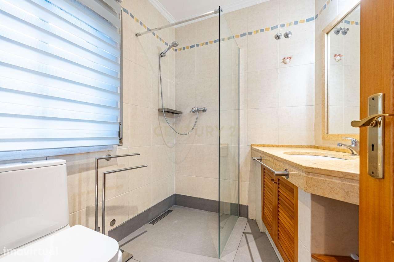 T3 com duas varandas na Rua Pulido Valente Colinas do Cruzeiro-28