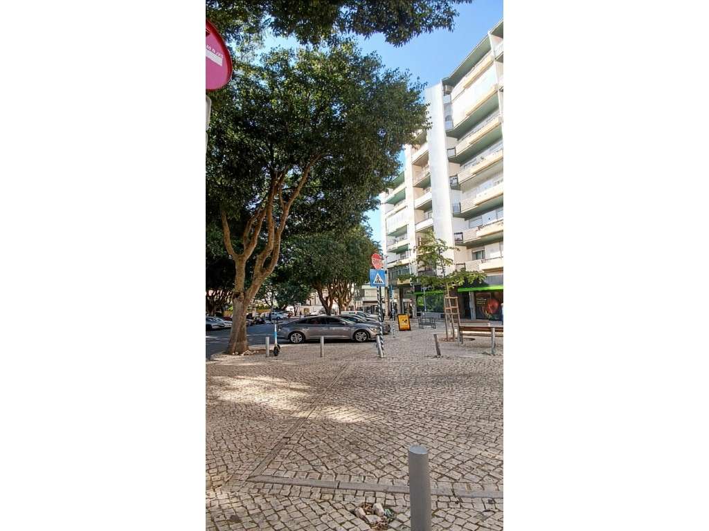 Apartamento T3 convertido em T2 - Paço de Arcos. Comboio.-27