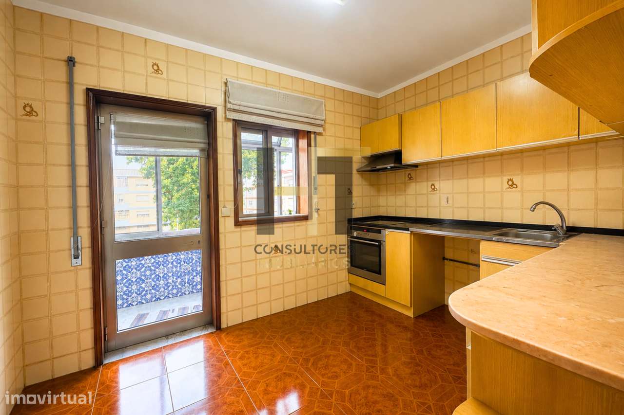 Apartamento T3 com Garagem e Duas Varandas a 5 Minutos do Metro e do I-2
