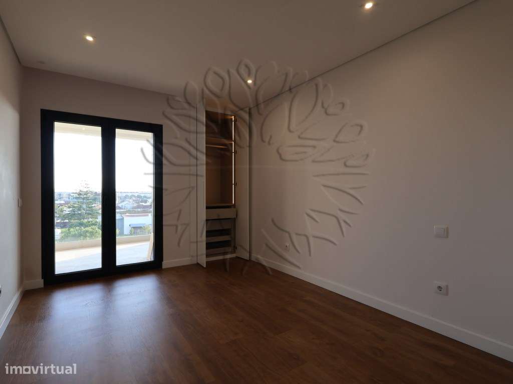 Apartamento T3 usado como novo em Vale Salgueiro, Montijo. Com 196 ...-29