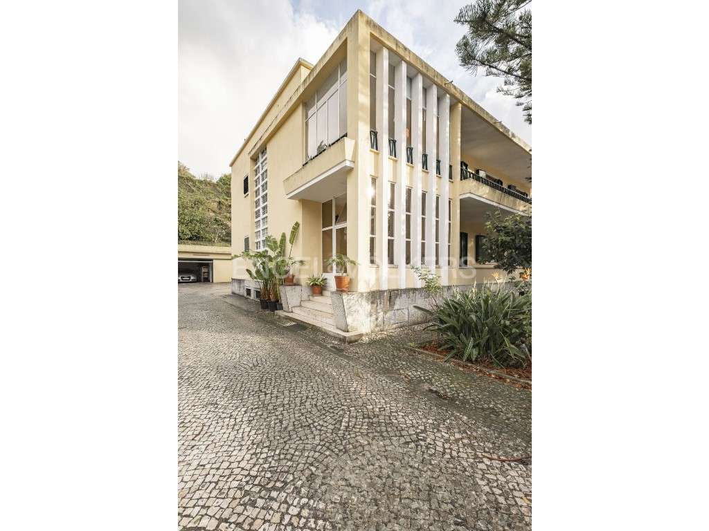 Moradia Isolada com Terreno de 1.300 m² em Alvalade-36