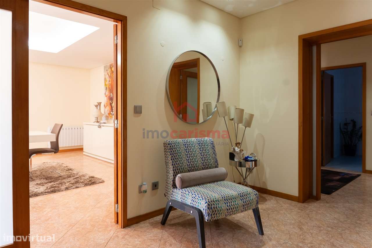 Apartamento T4 transformado em T3 no centro de Vila das Aves, Santo Ti-5