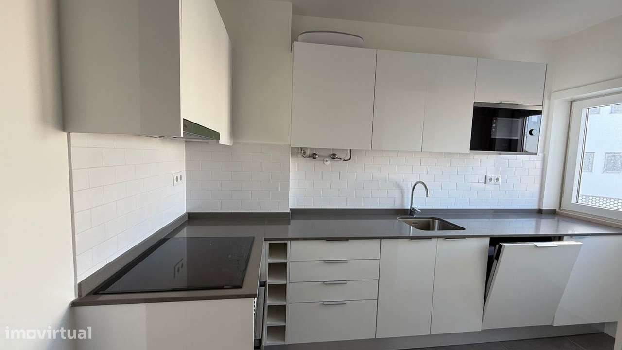 Apartamento T0 com parqueamento e vistas de mar-20