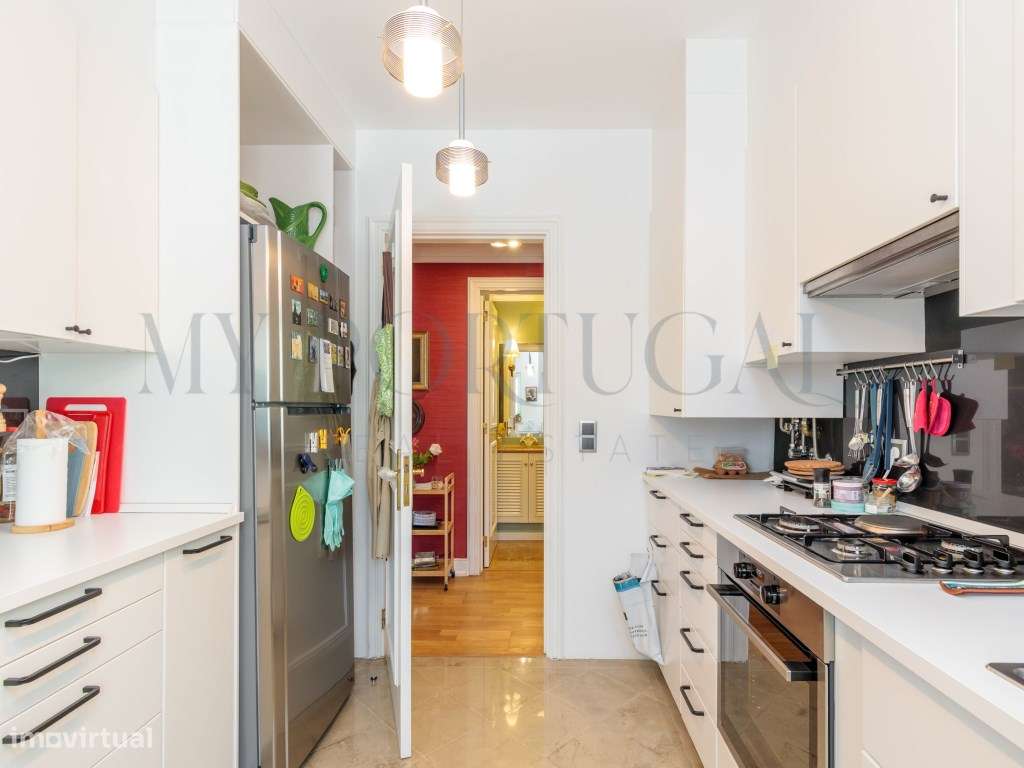 Elegância e História no Estoril: T2 com Vista Piscina no Condomínio...-13