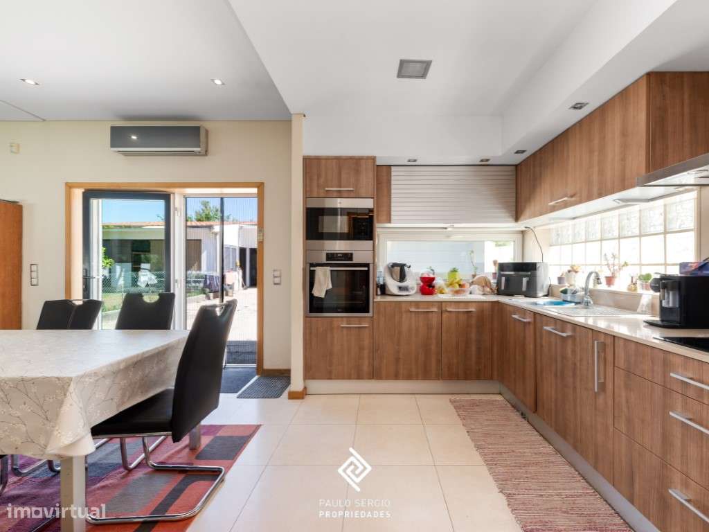 Moradia T4 localizada a apenas 700 metros da praia da Granja - Grande imagem: 4/32