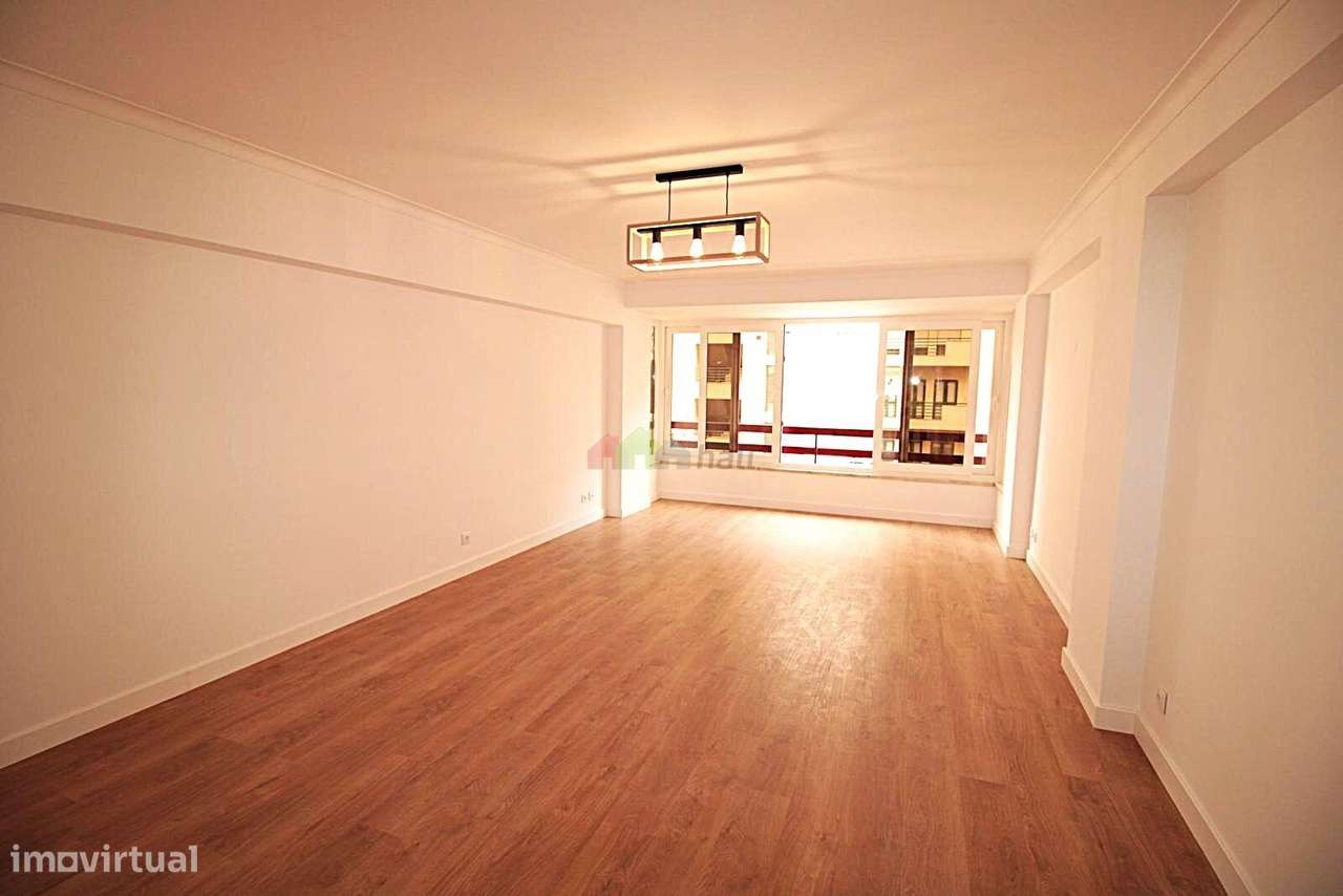 Apartamento T3 c/ garagem e arrecadação na Estrada da Luz-5