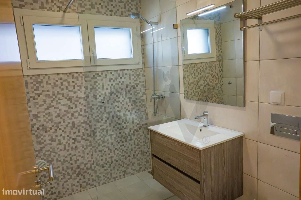 T3 Isolada em Famões: A Estreia Perfeita para a sua Família-13