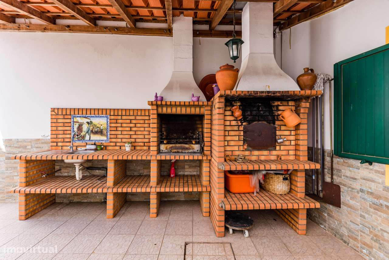 Moradia Isolada com 5 quartos| 2 Suite | Garagem e Sótão | 5m Metro-15