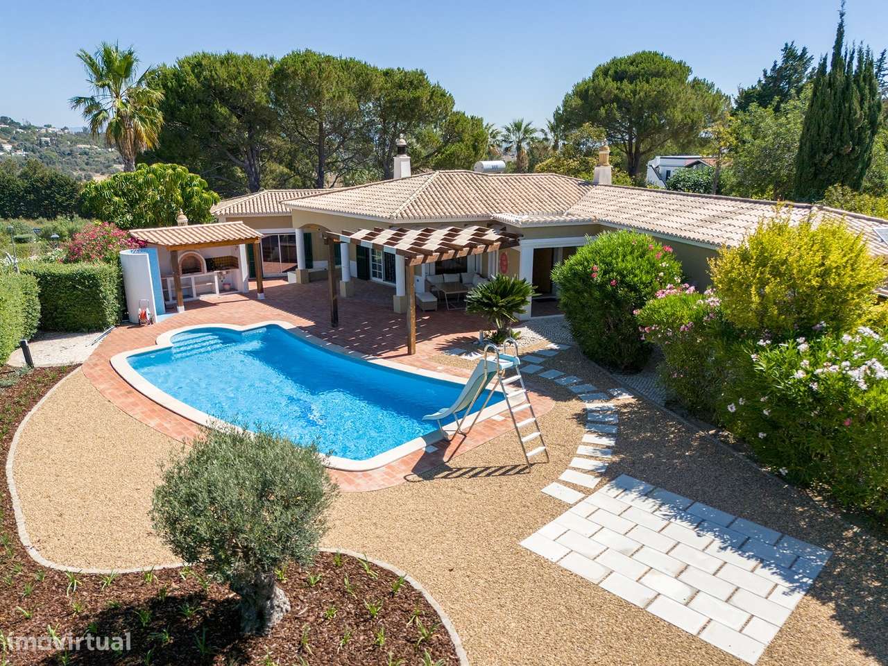 MORADIA V4 COM PISCINA PARA VENDA NO BOAVISTA GOLF - Grande imagem: 2/40