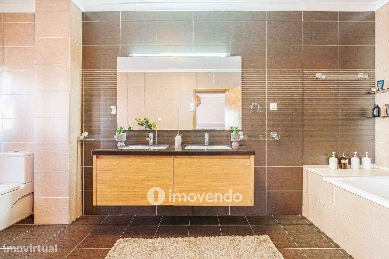 Apartamento T4 Duplex, com estacionamento e arrecadação, no Barreiro-25