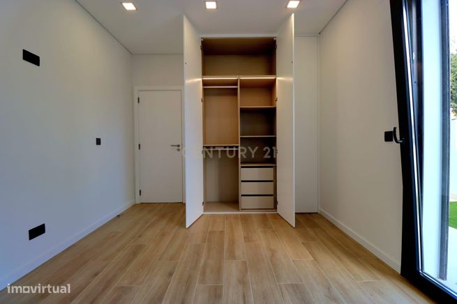 Luxuosa moradia isolada de 5 assoalhadas com excelentes áreas - piscin-12