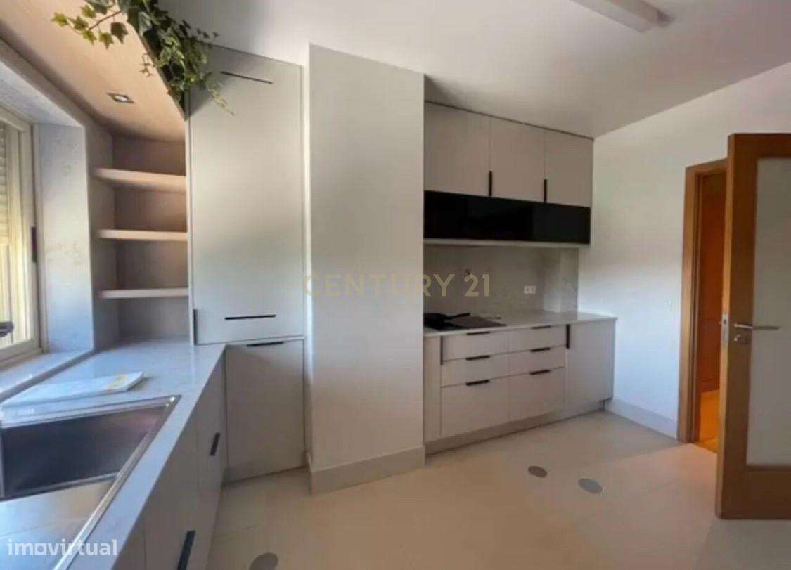 Exclusividade, Conforto e Design Contemporâneo: T3 Duplex no Último An-16