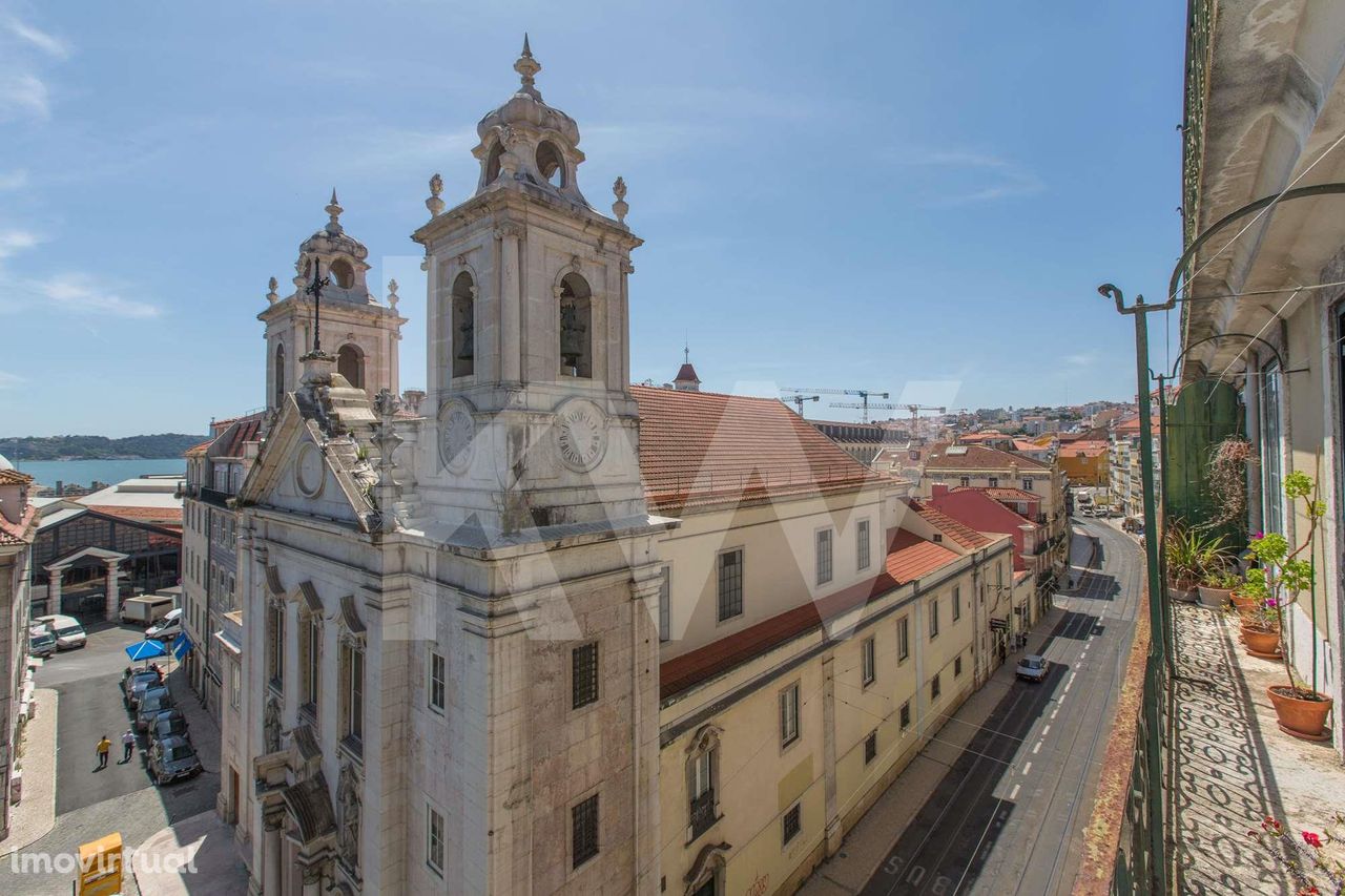 Apartamento 9 assoalhadas vista rio e varanda em prédio com elevador |