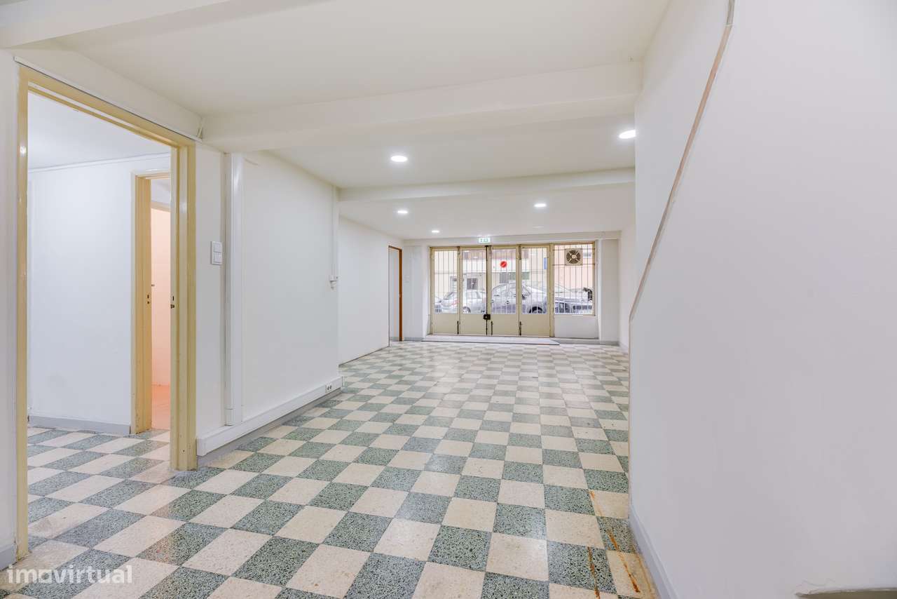 ESPAÇO COMERCIAL REMODELADO | PRONTO A FUNCIONAR | SACAVÉM-0