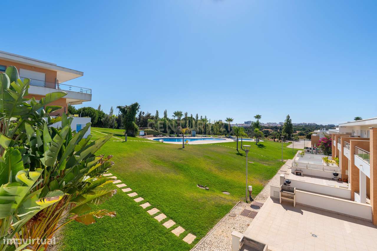 Apartamento T4 Duplex em condomínio privado com piscina, e grande jard - Grande imagem: 4/36