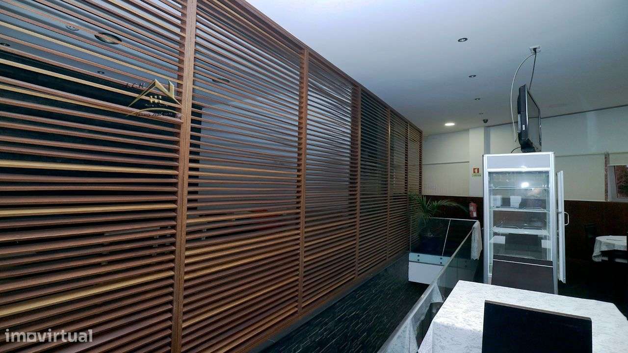 Restaurante "Castelo da Maia" Localizado em Zona Industrial,-26