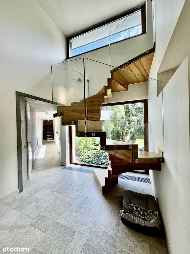 Nowoczesna willa w reprezentacyjnej okolicy. .-4