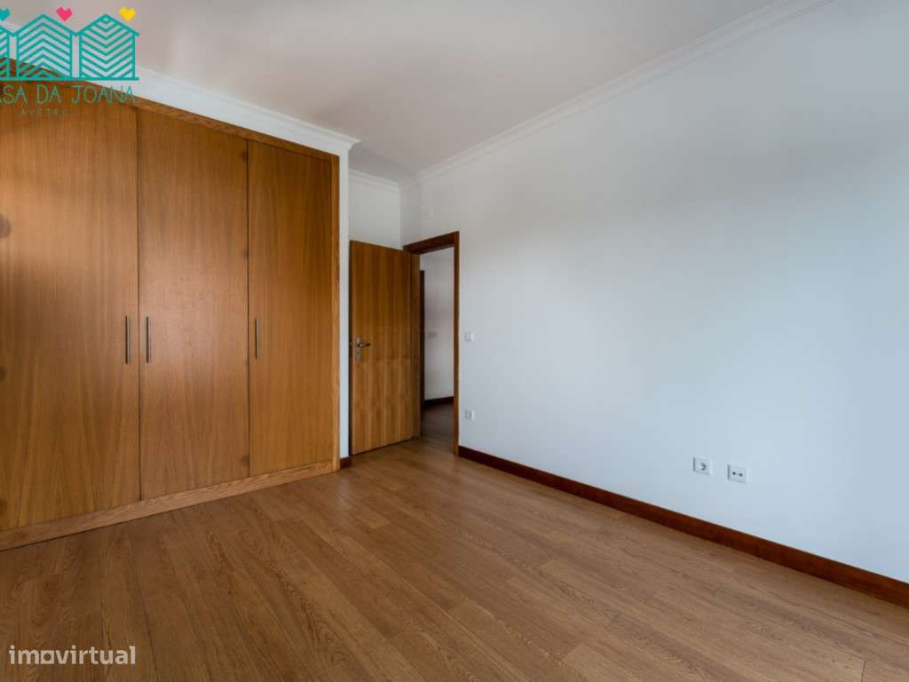 Moradia T5 com Jardim e Garagem em Oeiras-17