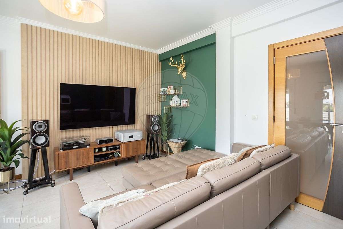 Apartamento T3 com box e varanda para Venda-11