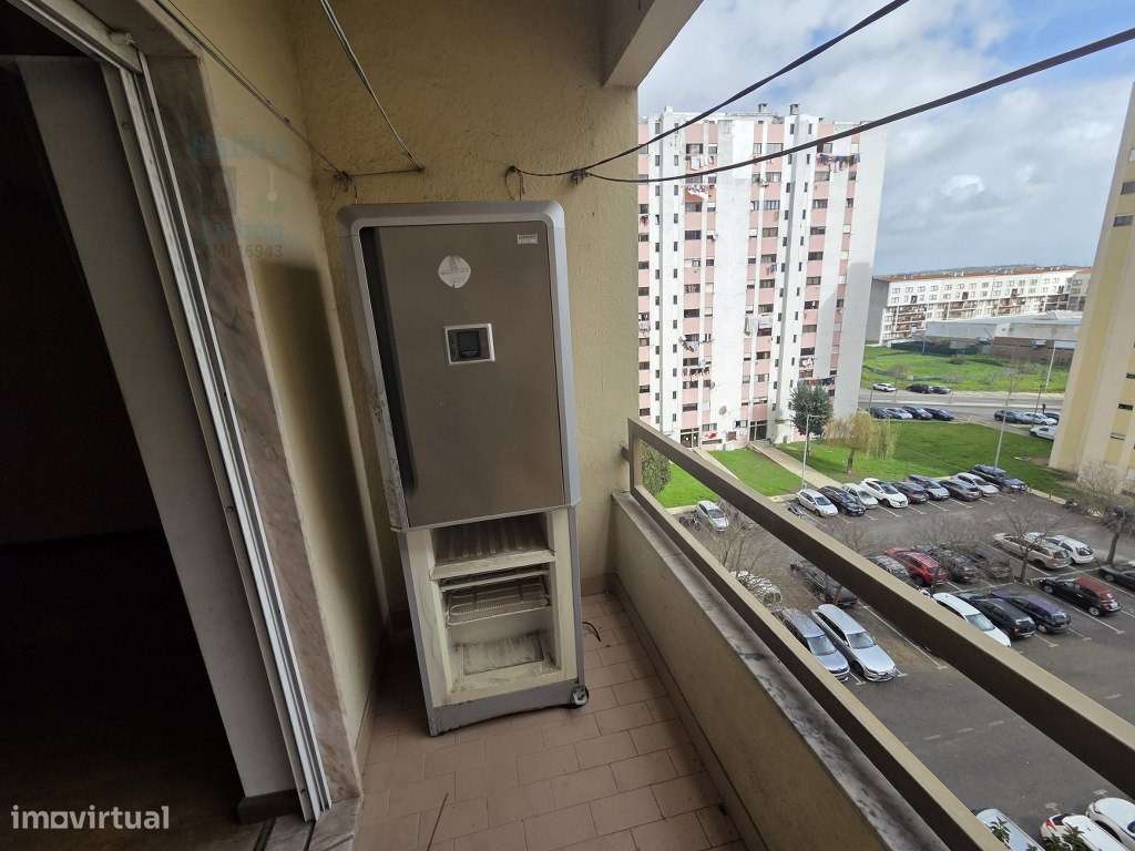 T3 no Centro do Carregado com 3 Varandas e Imenso Potencial-5