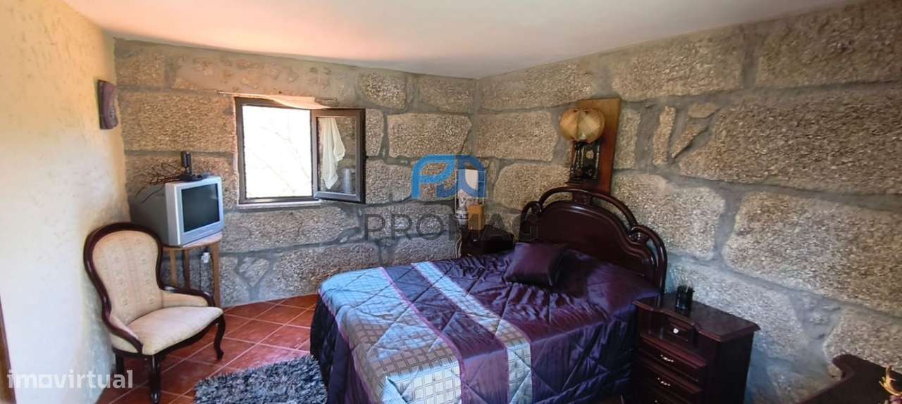 Quinta com 3 artigos urbanos, piscina e 9,4 ha em Resende-17