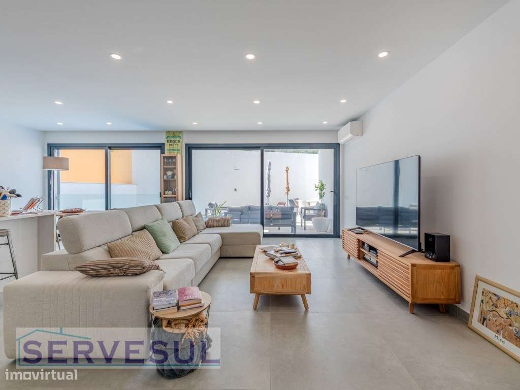 Moradia Moderna Geminada composta por 4 quartos e piscina privada, ...-12