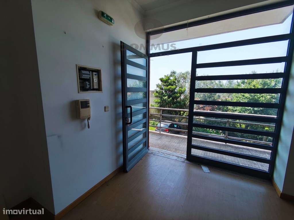 Loja C/Garagem Box em Condomínio Privado - Rio de Mouro - Grande imagem: 4/23