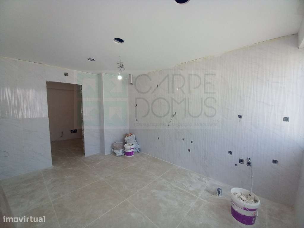 Apartamento T2 Totalmente Remodelado no Carregado - Grande imagem: 4/27