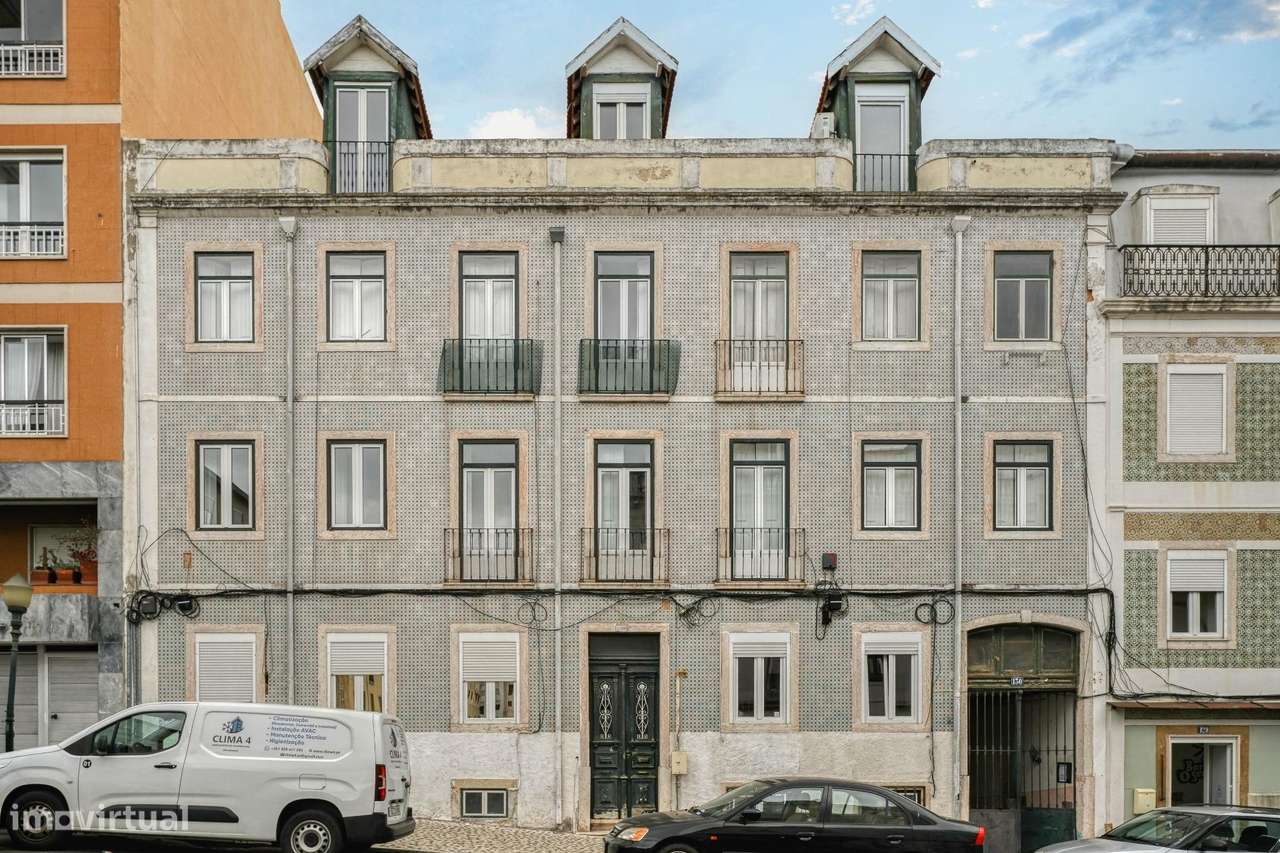Apartamento T2 Renovado no Último Andar em Alcântara-17