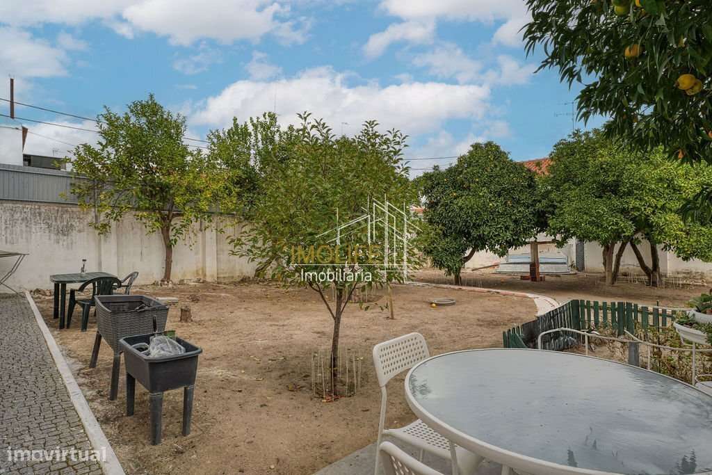 Excelente Moradia com dois pisos no centro do Vimieiro-42