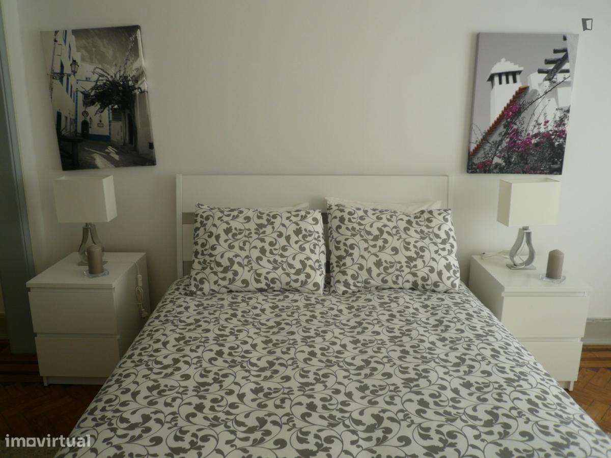 Quarto - localizado em São Sebastião Lisbon - Grande imagem: 3/10