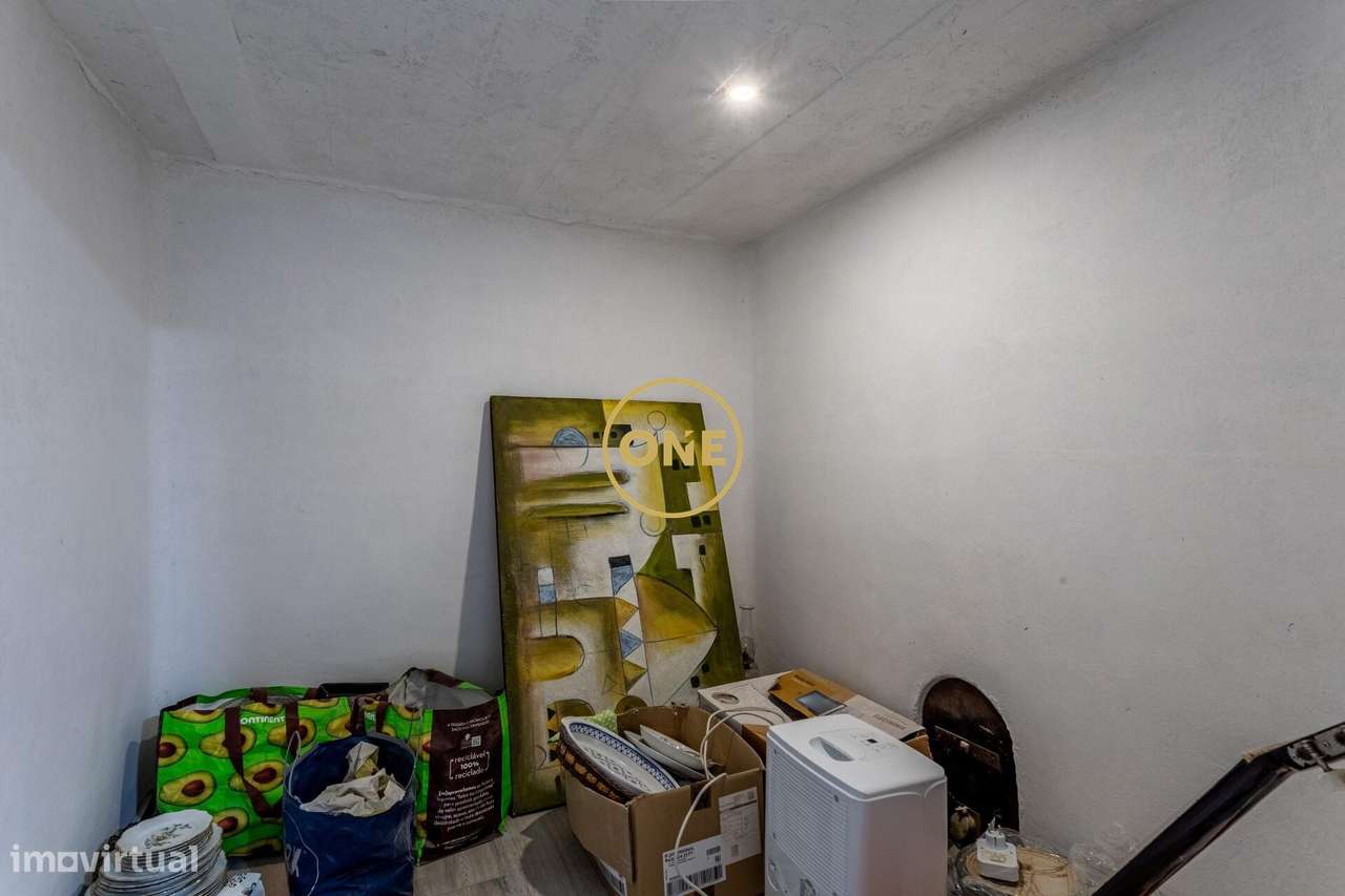 Moradia remodelada com terraço panorâmico e cave com entrada independe-9
