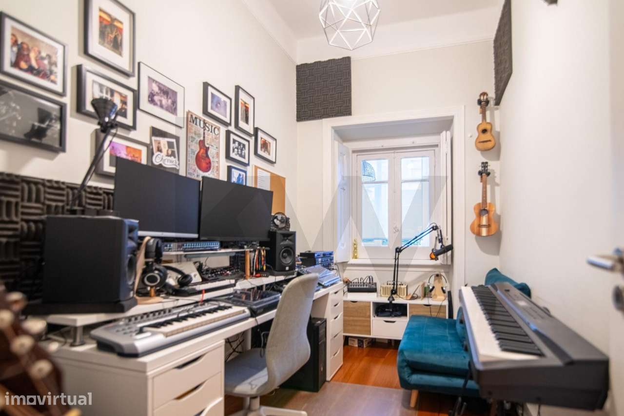 T3+1 renovado com Logradouro com àrea total 144 m2 - Sete Rios - Grande imagem: 5/23