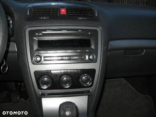 Skoda Octavia 1.6 Ambiente - 9