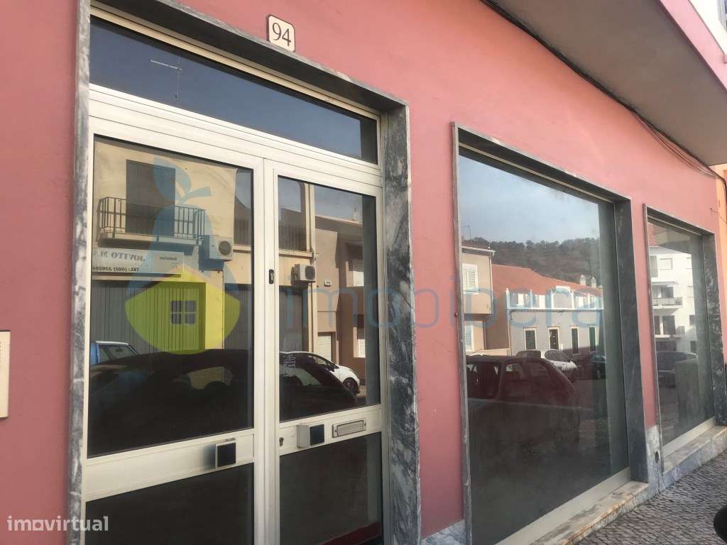 PRÉDIO COM APARTAMENTO T3, ESPAÇO COMERCIAL E TERRENO - Grande imagem: 5/39