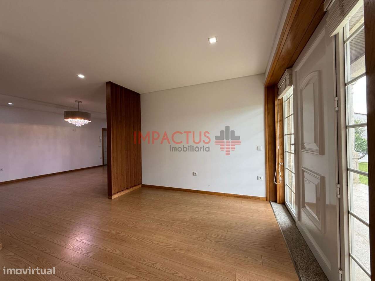 Imponente Moradia isolada com terreno de 1195m2-32