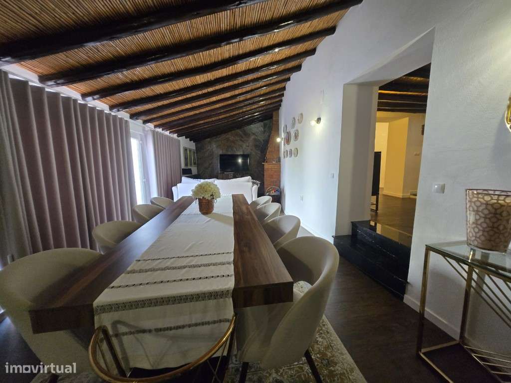 Moradia T5 Moderna com Piscina Aquecida e Garagem para 4 Carros-29