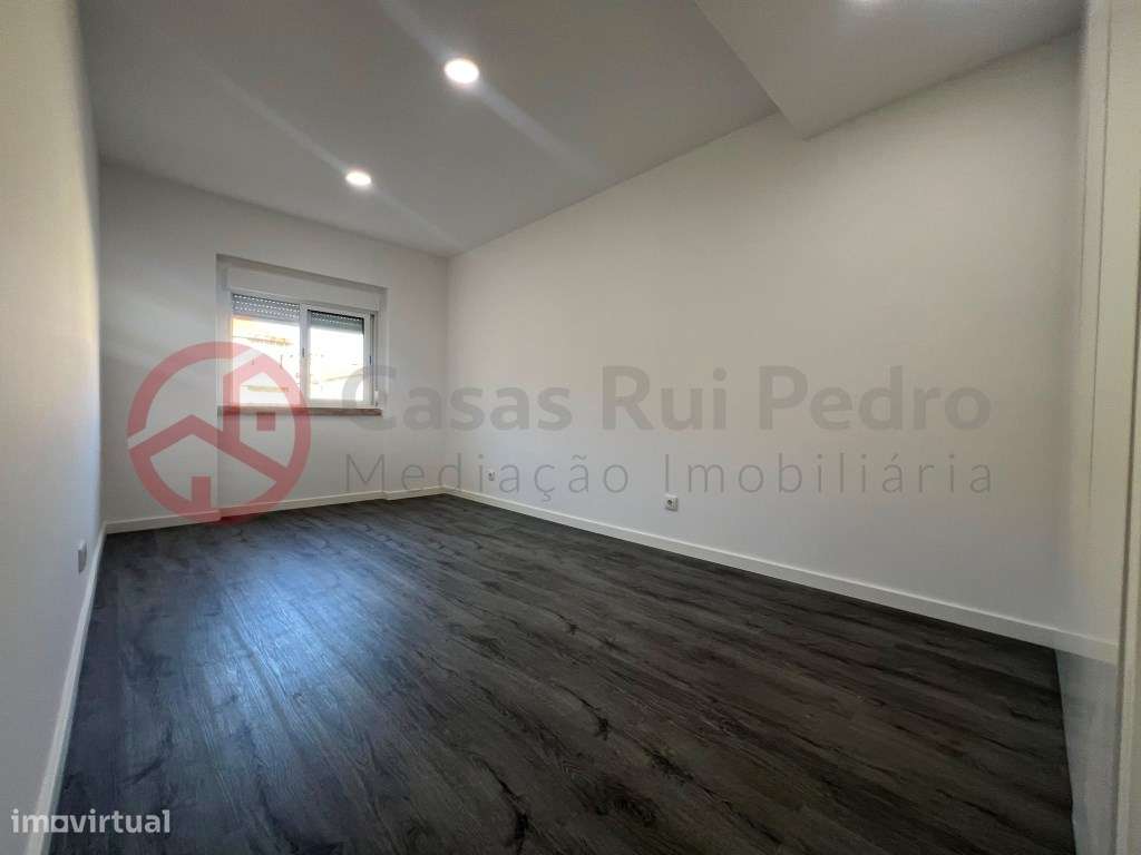 T2 Totalmente Remodelado na Cova da Piedade-12
