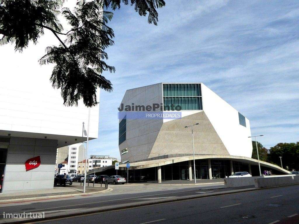 Loja 385m2 com 2 L.G., próx. Rotunda da Boavista. Portugal, Porto. - Grande imagem: 2/4