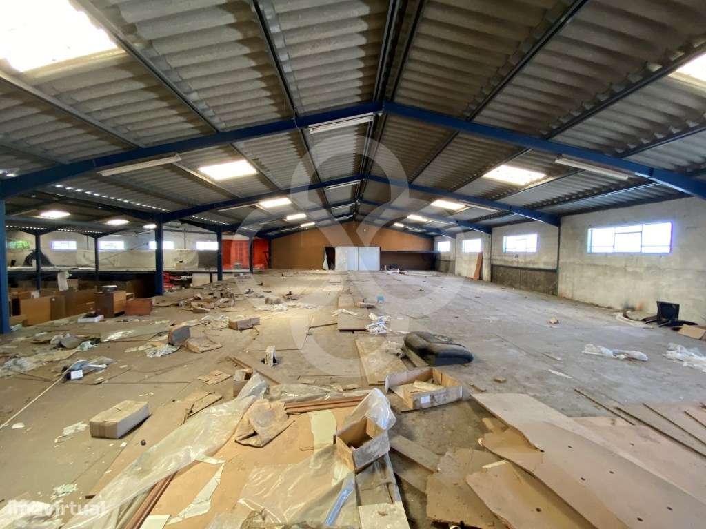 Armazém dividido em três pavilhões com logradouro em Belas em Sintra - Grande imagem: 4/51