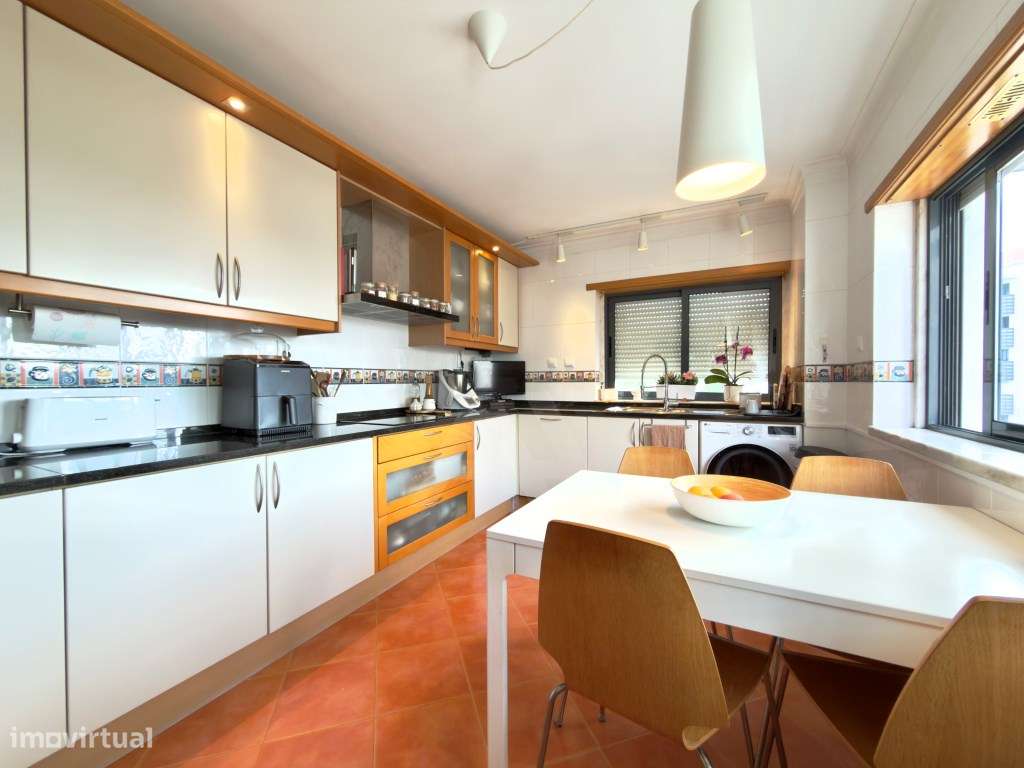Apartamento T4 com Garagem box, na Amadora-6