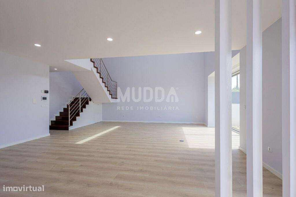 Moradia T4 com Design Contemporâneo e Acabamentos Premium-3