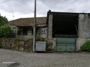 Moradia antiga em pedra no centro de Carapito Aguiar da Beira
