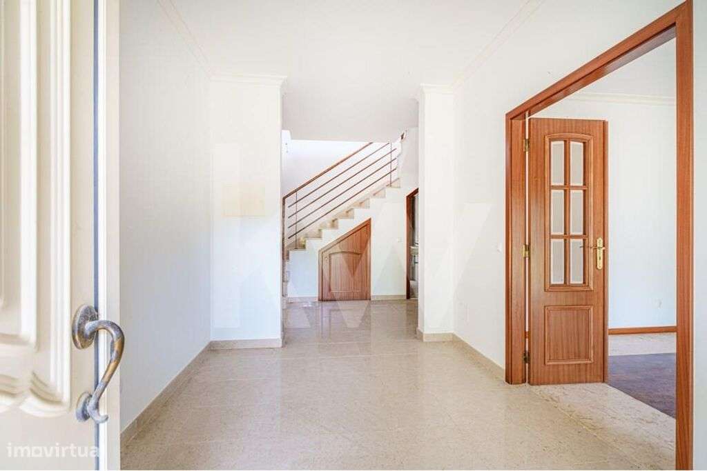 Moradia T5 isolada com terreno a 7 km do Santuário de Fátima - Grande imagem: 4/31