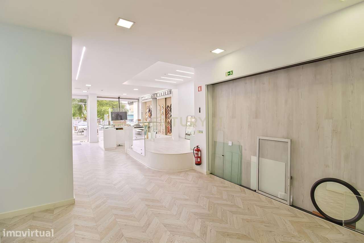 Loja com dois pisos localizada numa zona central e consolidada de Saca - Grande imagem: 2/14