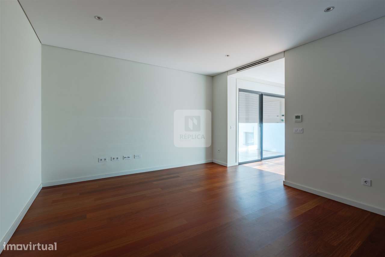 Apartamento T1 com Garagem junto à Praça das Flores - Grande imagem: 2/30